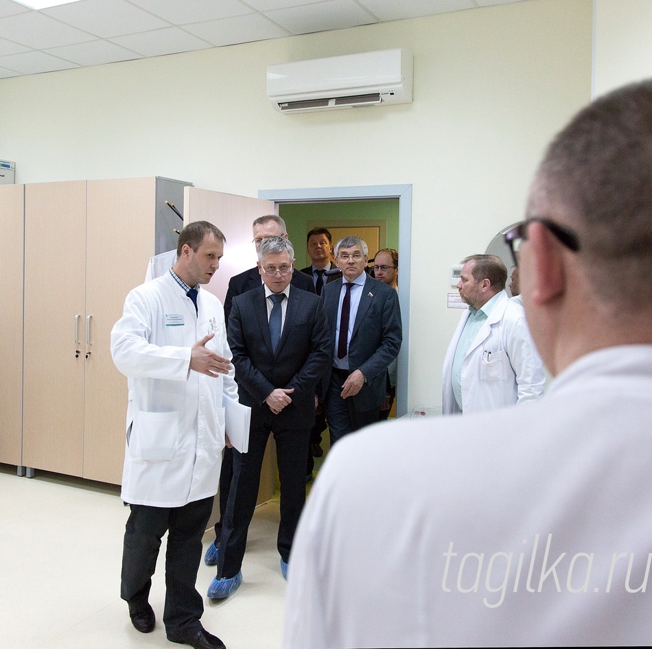 Госпиталь.

После посещения операционных и отделения реабилитации УКРЦ гости провели совещание по вопросам финансирования высокотехнологичной медпомощи за счет средств ОМС. Разговор велся в закрытом для прессы режиме. Речь шла о государственном заказе для УКРЦ. На 2016 год объемы квот должны составить 4,5 тыс. госпитализаций. Это позволит полностью ликвидировать очередь на эндопротезирование тазобедренного сустава в Уральском регионе.