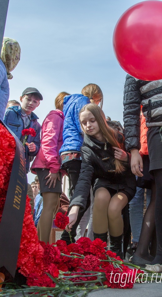Митинг у памятника тагильчанам -Героям Советского Союза