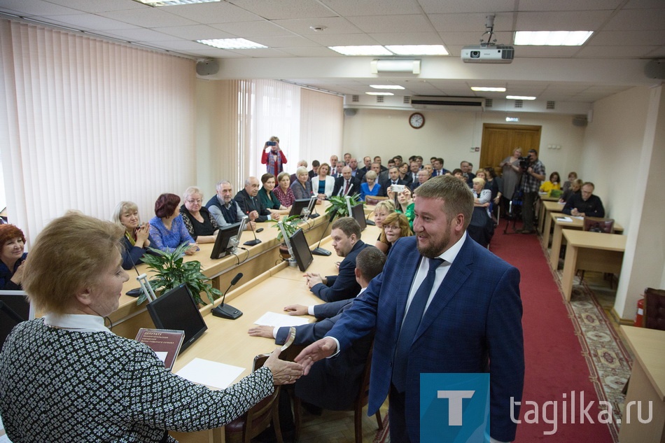 Вручение мандатов депутатам городской Думы города Нижнего Тагила