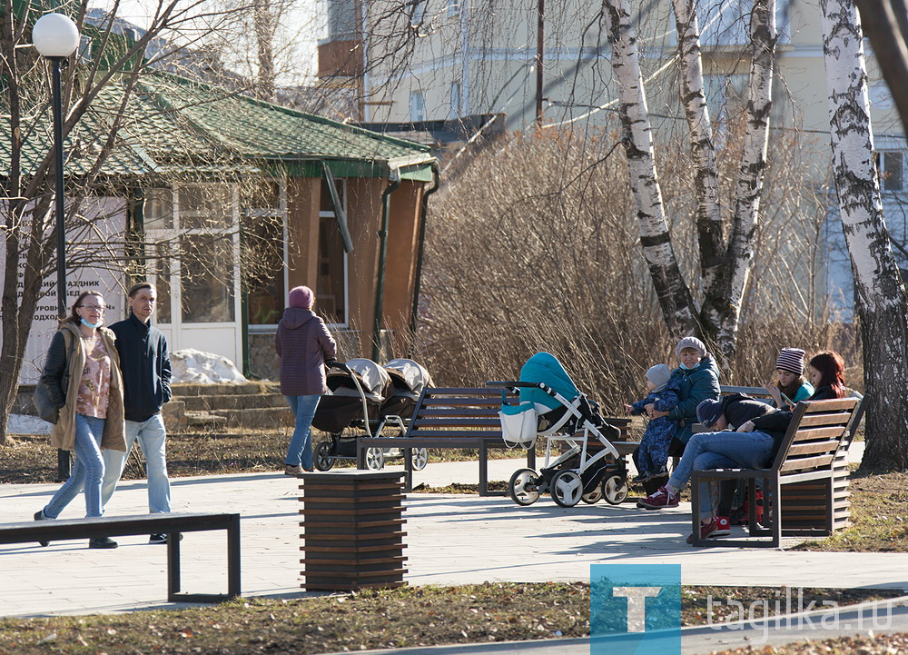 Владислав Пинаев проконтролировал качество содержания общественных территорий Дзержинского района в весенний период