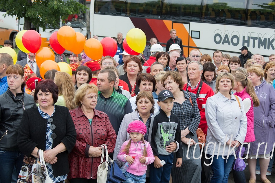 Празднования у памятника металлургам на Лисьей горе