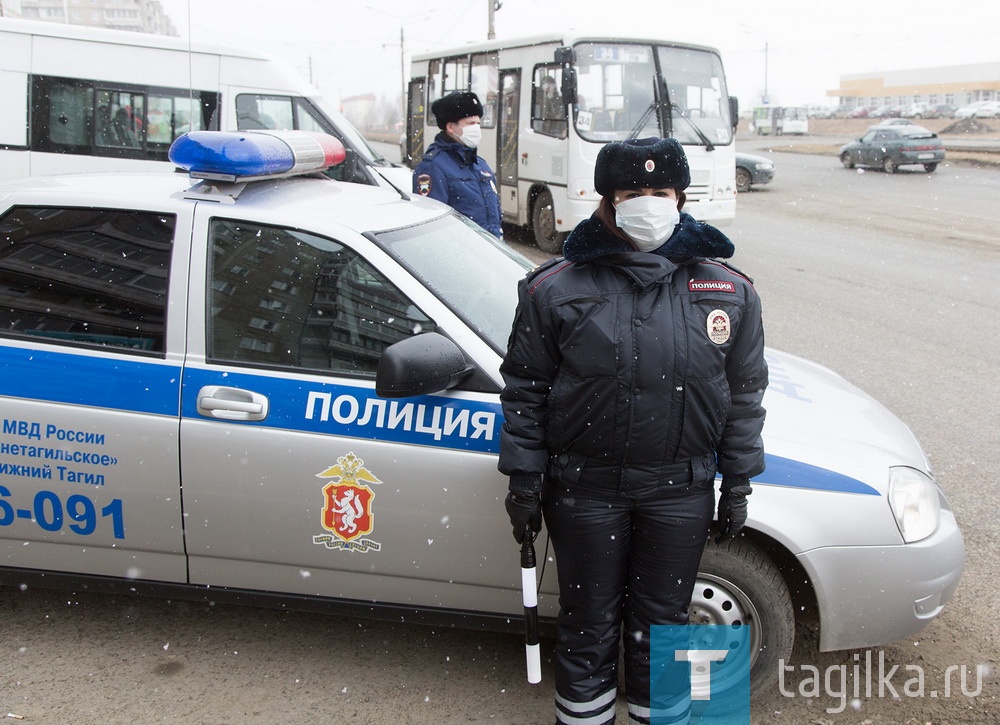 Все наряды ГИБДД с помощью громкоговорителя напоминают тагильчанам о необходимости соблюдать меры безопасности, включая режим самоизоляции.

- Мы тоже подключились к борьбе с новой коронавирусной инфекцией. Предлагаем водителям не выходить из автомобиля, - рассказал командир дежурного патруля ДПС, лейтенант Олег Друзин. – Некоторые водители сами предупреждают нас, что не будут выходить из авто. Вполне законная просьба. Мы подойдем, проверим наличие документов.

В течение получаса патруль ГИБДД дежурит на одном месте – сейчас это Уральский проспект, затем переместится на другой пост. Аварийные участки, где требуется вмешательство и дежурство патрулей, определяют согласно статистике ДТП.