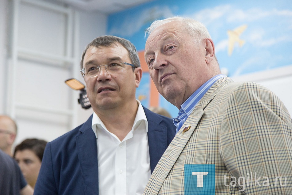 - В половине случаев именно это заболевание становиться причиной полной слепоты, - расскажет после прямой  видеотрансляции операции Олег Фечин. – Огромное число людей страдают от этого недуга. В переводе с греческого «катаракта» означает «водопад». Из-за помутнения хрусталика предметы действительно видятся больному нечеткими, размытыми, будто сквозь водный поток. Процесс необратимый и без операции не обойтись.

- Но современный  метод, который мы применяем, признан самым щадящим и безопасным. Совершенно не тот, что прежде, когда  производился большой разрез, -продолжает Олег Борисович.- Хрусталик размягчается лазером и получившаяся в результате «эмульсия» удаляется через крошечный прокол. Через него же вводится эластичный искусственный хрусталик. Линза распрямляется и занимает естественное положение. Операция выполняется амбулаторно, при местной анестезии, без наложения швов.
