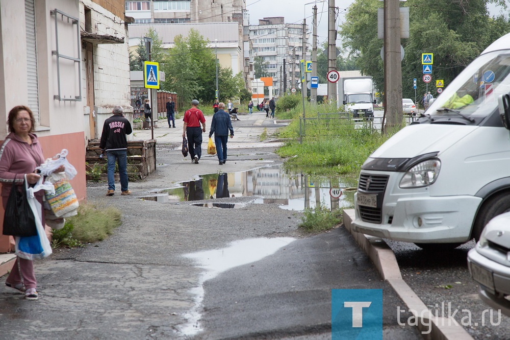 В Нижнем Тагиле на улице Металлургов поднимают уровень тротуара, который после дождей превращался в огромную лужу