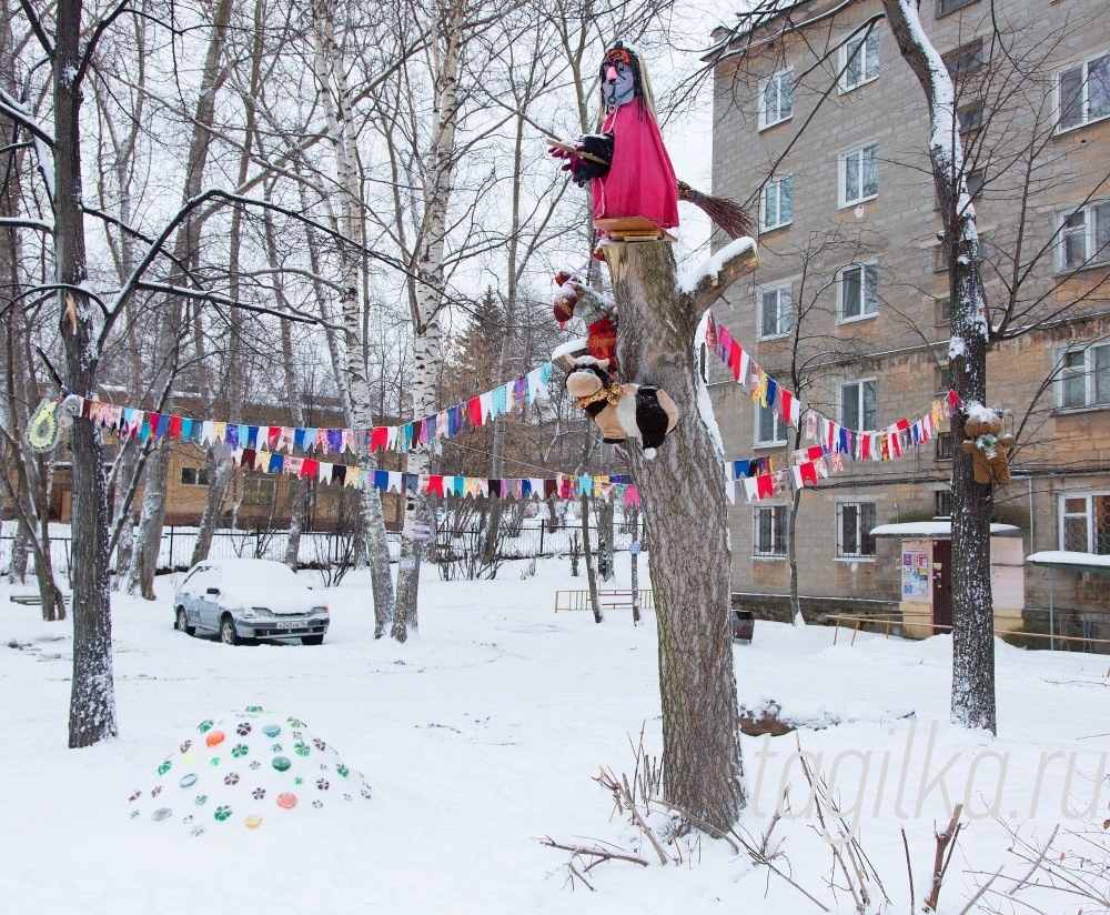 Украсили дворы к Новому году.