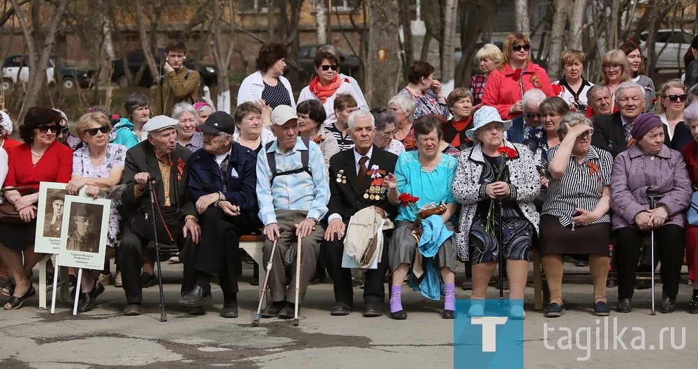 На площади ВМЗ у памятника работникам, павшим в годы войны, состоялся митинг, посвященный Дню Победы