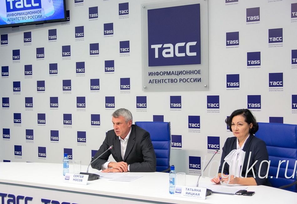 Отвечая на вопросы, Сергей Носов сделал акцент на том, что сильные муниципалитеты – это сильные регионы, поэтому необходимо не забирать полномочия у городов, а делегировать их. «Сегодня много говорят о создании агломераций и целесообразности существования управленческих округов. Считаю, что необходимо все хорошо обдумать, но очевидно, что эффективность управления необходимо повышать и давать больше самостоятельности муниципальным образованиям», - сказал мэр.