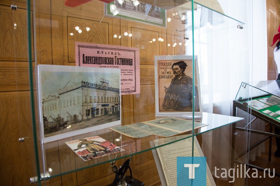 Городской архив. Выставка посвященная 100летию Великой Октябрьской Революции 1917 года