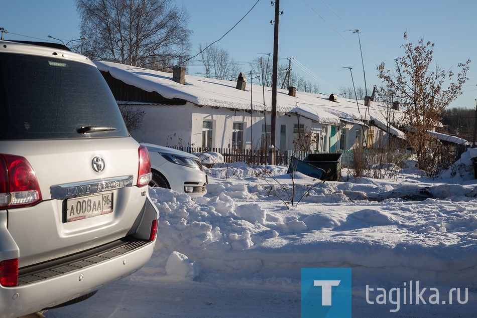  Объезд главой города С. Носовым объектов поселка Старатель

Первый в этом году объезд районов прошел в поселке Старатель. Глава города Сергей Носов пообещал местным жителям разобраться в коммунальных бедах, а также предложил организовать в отдаленном микрорайоне новую площадку для отдыха