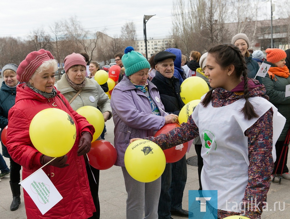 - Важно, что ходьба подходит, как для абсолютно здоровых, так и для тех, кто, у кого есть проблемы со здоровьем, - подчеркивает Элеонора Чернухина. – Вы можете заниматься этим видом физической активности абсолютно бесплатно, тем более сейчас в нашем городе для этого появилось много возможностей. Маршруты можно прокладывать до городских парков, например, «Народного».

Акция «10 000 шагов к жизни» впервые стартовала в нашей стране четыре года назад и была основана на рекомендациях ВОЗ проходить в день от 6 до 10 тысяч шагов для поддержания минимума нормальной физической активности человека.