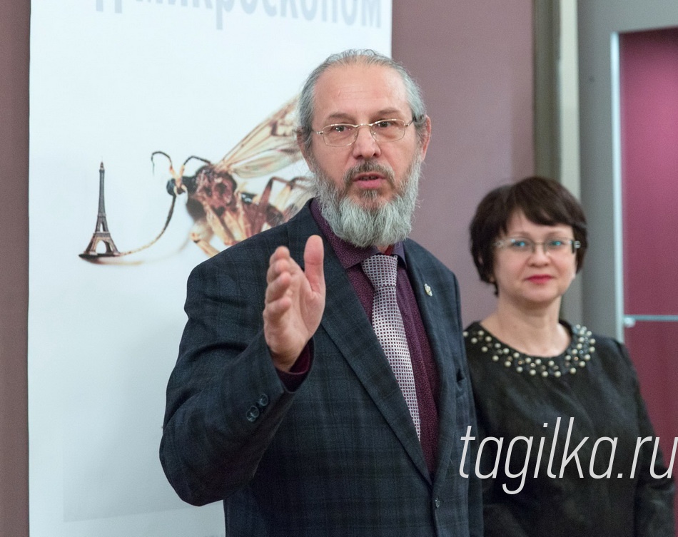 На выставке собрано воедино
множество направлений микро-
миниатюры - художественных и
прикладных. Анатолий Иванович
называет себя художником-изо-
бретателем, сам придумывает и
сам же воплощает идею в жизнь.
Своих секретов не скрывает –
более того, готов поделиться со
всеми желающими: скоро выйдет
книга «Основы микроискусства».
Вот только прочитать – это одно,
а попытаться что-то создать сво-
ими руками – совсем другое. Как
уверяет Коненко, на микроуровне
даже законы физики не все рабо-
тают.