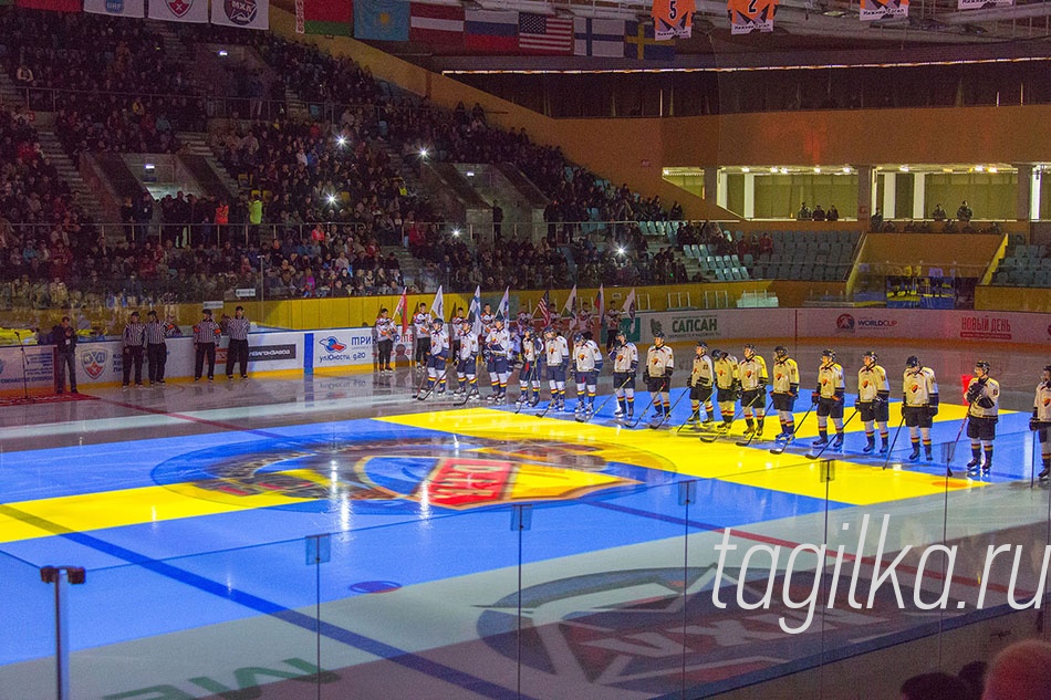 «Djurgarden Hockey AB» – в прошлом сезоне во второй раз в своей истории завоевала «золото» молодежного чемпионата Швеции. Костяк составляют молодые хоккеисты из Стокгольма. Клуб воспитал немало «звезд». Среди них – бывший капитан «Торонто Мейпл Ливз» Матс Сундин, четвертый в списке лучших европейских бомбардиров НХЛ, и лидер «Детройта» Никласс Крунвалль. Маркус Крюгер из «Чикаго» стал обладателем Кубка Стэнли. 

- Очень рады оказаться среди участников Кубка мира – он станет для нас следующей ступенькой после победы в шведской молодежной лиге. То «золото» стало триумфом нашей молодежной программы, но еще важнее тот факт, что наши игроки дебютировали в главной команде и играли на молодежном чемпионате мира.

