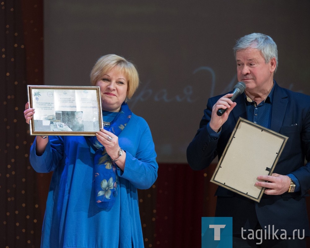 Не осталась без подарка и сама центральная библиотека. Автор идеи конкурса Юрий Исупов подарил ей уникальное издание трех атласов трех океанов и книги Мамина-Сибиряка на японском языке.