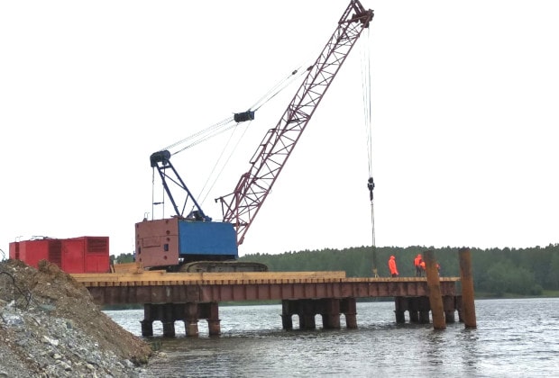 Возведение моста через Нижнетагильский пруд идет в круглосуточном режиме 
