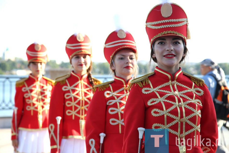 Парады духовых оркестров,
проходившие в прежние годы,
тоже пользовались большой
популярностью, но международ-
ный фестиваль, безусловно, по-
бил все рекорды. В «Тагильскую
лагуну» пришли люди разного
возраста – от пенсионеров до
малышей. И, судя по отзывам,
у всех остались положительные
эмоции.