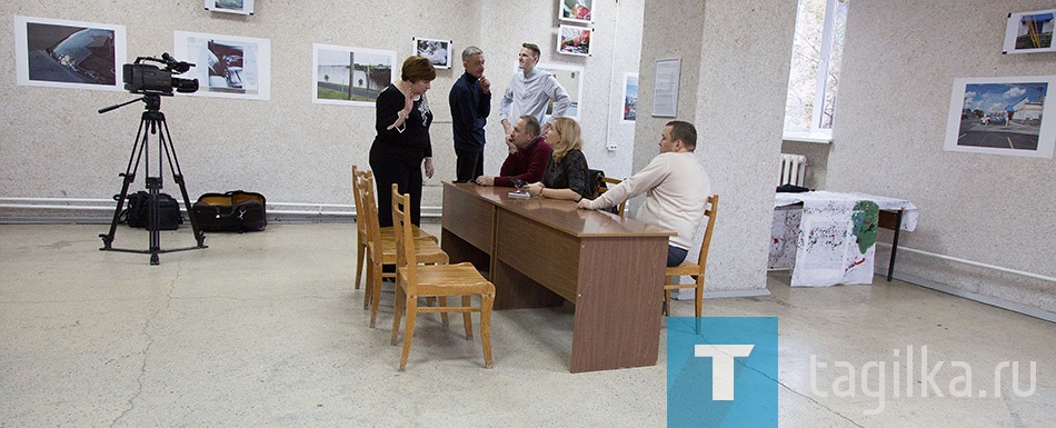 Общественная палата. Всреча с жителями города. 

Извозом в городе занимаются, как правило, федеральные сетевые компании, не зарегистрированные как службы такси. Они оказывают «информационные услуги»: выступают как платформа для связи таксиста и клиента. По сути, компании работают нелегально, говорят общественники. Компании не отчисляют налоги в бюджет, не трудоустраивают водителей, не проводят медосмотр персонала и техосмотр машин. Это позволяет им экономить и занижать стоимость перевозок.