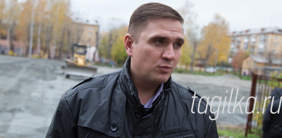 Выездное совещание по стадиону школы 64

Директор ДЮСШ «Юность» Александр Долгоруков
контролирует качество работ.

Своего звездного часа ожидают и футболисты спортивной школы «Юность».
- Нам не хватает тренировочной базы, – рассказывает директор ДЮСШ Александр Долгоруков. – Футбольное поле позволит разгрузить существующие площадки, оно будет эксплуатироваться и днем, и поздно вечером. Наша задача - проконтролировать, чтобы его построили качественно. Очень важно, чтобы закладка полотна проходила по всем правилам, тогда поле прослужит не год и не два, а, как минимум, десять лет.