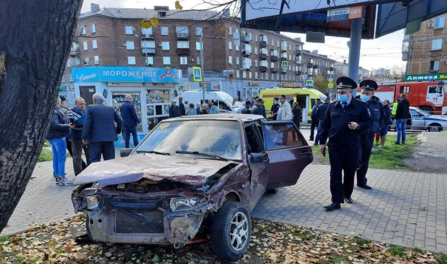 В Нижнем Тагиле пьяный водитель сбил пешеходов на тротуаре. Шестеро участников ДТП госпитализированы