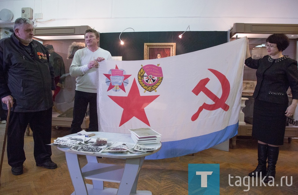 Новогодний подарок. Передача флага (гюйса) Авроры краеведческому музею.