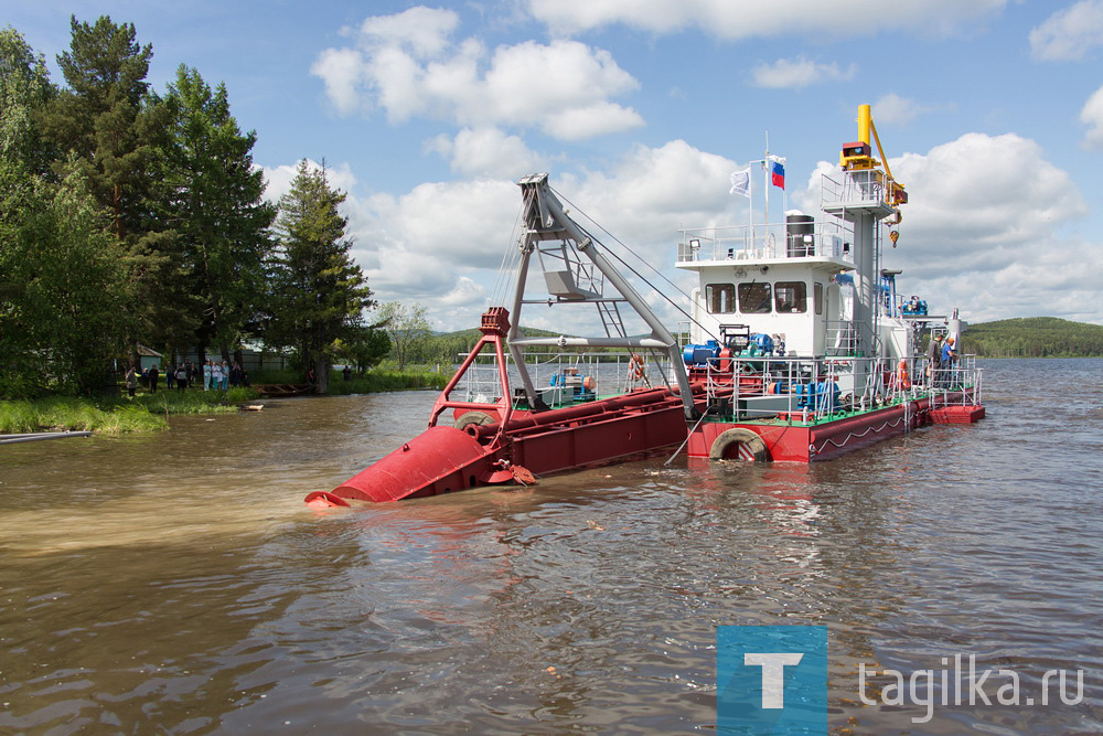 Земснаряд для очистки донных отложений Черноисточинского пруда спустили на воду