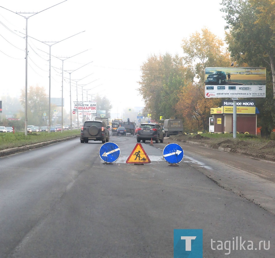 Специалисты «Тагилдорстроя» приступили к укладке асфальта на Черноисточинском шоссе. Техника двигается от остановки «Камень» в сторону ГГМ.