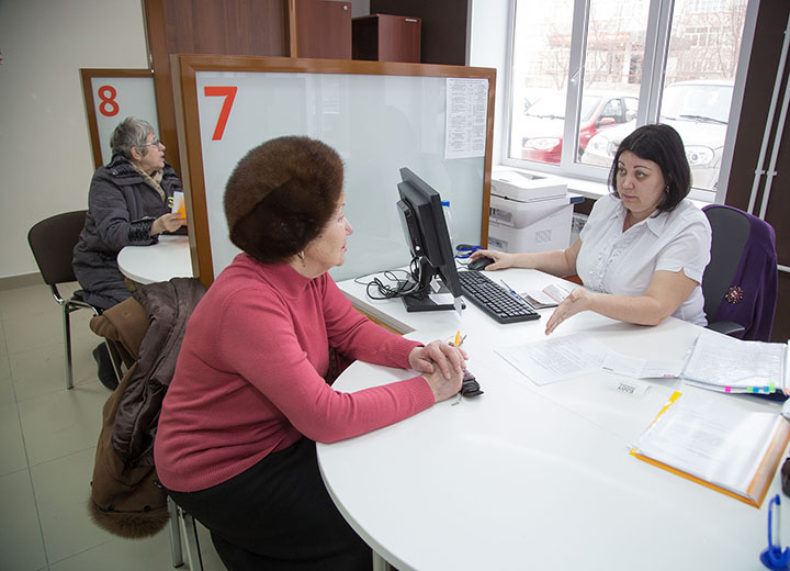 Министр экономики проверил работу тагильских МФЦ
На приеме у специалиста МФЦ можно получить любую консультацию