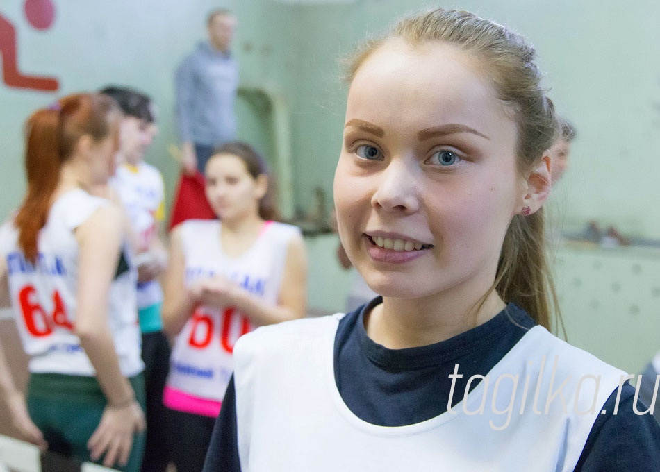 Мариэтта Кондратьева: «Это здорово, что комплекс ГТО
возродили!»

Мариэтта Кондратьева из
центра образования №1 третий
год увлекается фехтованием,
была призером областного тур-
нира. Говорит, тренировки, ко-
нечно, помогают в сдаче норма-
тивов, хотя, в принципе, спра-
виться может любой школьник.
- У нас уроки физкультуры
никто не пропускает, потому что
они проходят интересно, - рас-
сказала девушка. – Учитель хо-
рошо подготовил, но все рав-
но присутствует волнение. Это
здорово, что комплекс ГТО воз-
родили, очень интересно попро-
бовать свои силы. 