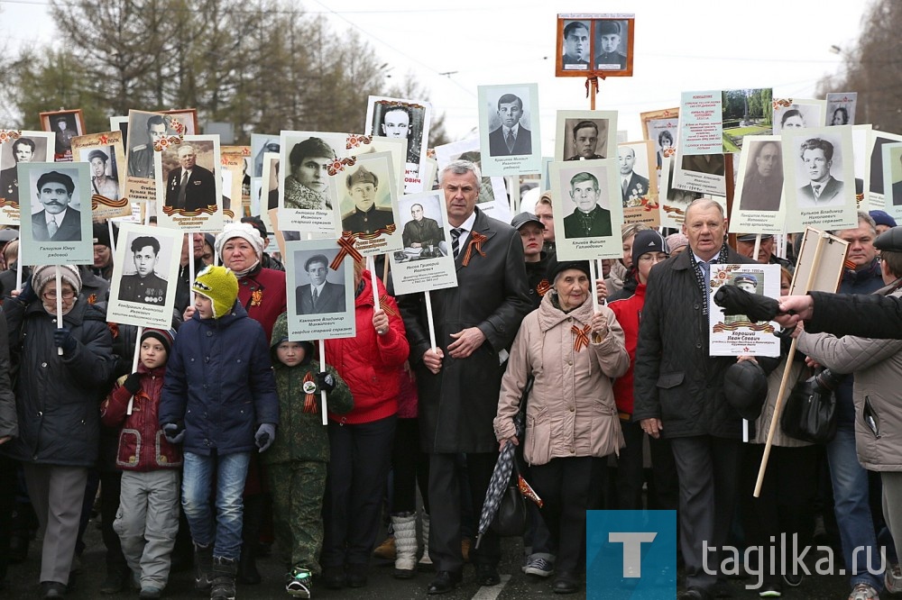 Парад Победы. Бессмертный полк.

Затем прозвучало приветствие главы Нижнего Тагила Сергея Носова. 

- Дорогие тагильчане, поздравляю вас с Днем Победы в самой сокрушительной, самой кровопролитной войне за всю историю человечества. Нет слов, чтобы оценить мужество и отвагу воинов, защищавших Родину. Их подвиги бессмертны. Не щадя собственных жизней, ради своих детей шли они в бой, приближали Победу в тылу. За несколько месяцев в годы войны Нижний Тагил был превращен в боевой арсенал страны. Город освоил такие технологии, которые позволили в короткие сроки кардинально увеличить объемы производства и повысить качество военной техники. Каждый десятый снаряд был выпущен в Тагиле. Каждый третий танк на фронтах войны был сделан из нашей брони. 
