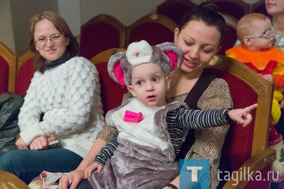 Кстати, если вам все-таки не
удастся посмотреть спектакль
«Волшебная лампа Аладдина» в
новогодние праздники, не спе-
шите расстраиваться - сказка
останется в репертуаре театра.
Кроме того, она будет дополне-
на, станет еще интереснее и эф-
фектнее