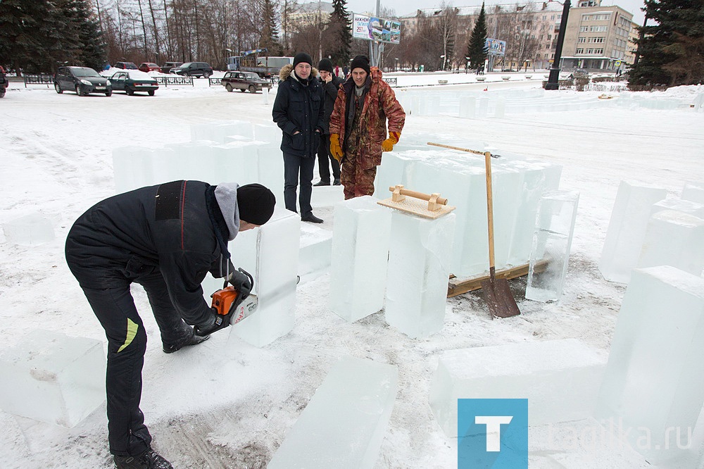 На Театральной площади приступили к строительству снежного городка