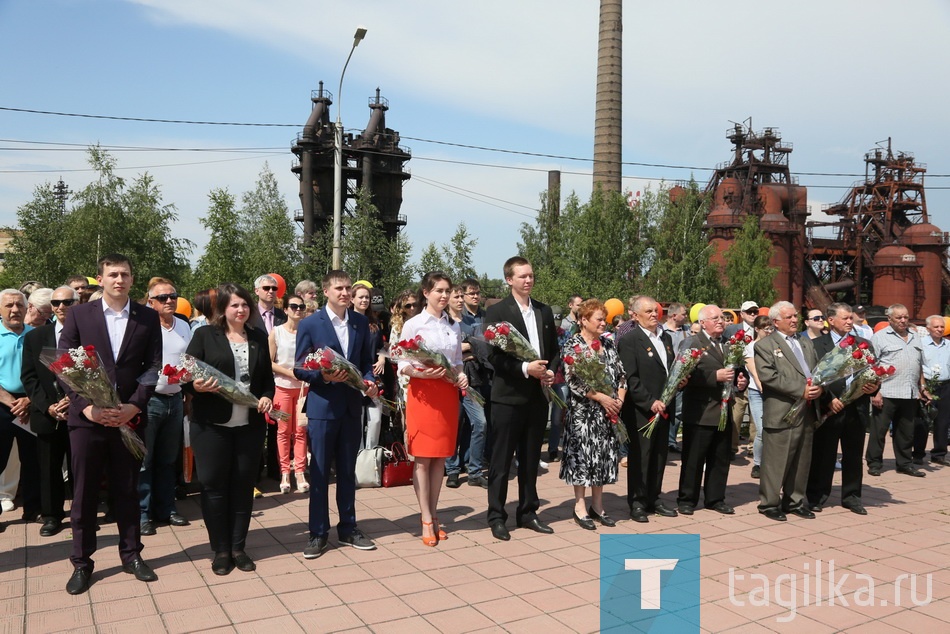 Тагильчане возложили цветы к мемориалу металлургов
