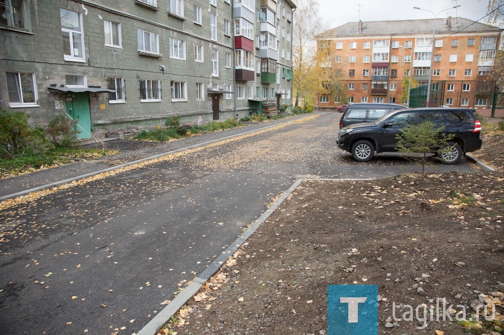 Тротуары и карманы для машин появились здесь еще летом. Жители говорят, что парковочных мест хватает, и покрытие хорошее. Во всяком случае, после дождя луж на асфальте мы не заметили – предусмотрены уклоны для водоотвода. 

Мастер подрядной организации, который осматривал конструкции воркаута, говорит, что работы осталось немного - поставить скамейки, убрать оставшийся строительный мусор, выровнять газоны, к обустройству которых вернутся весной. 

Ирина Петрова
Фото Сергея Казанцева