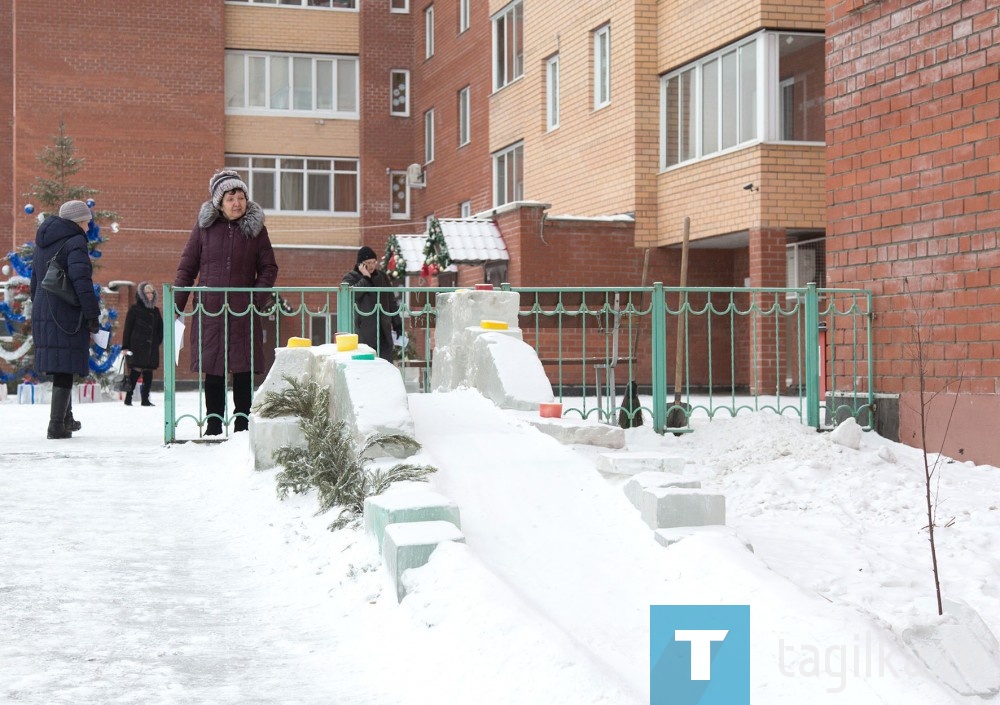 Готовимся к встрече Нового года. Уральский проспект 85