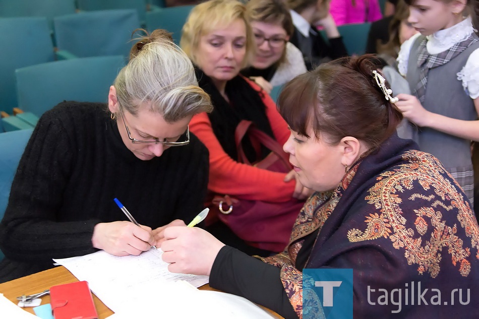 Сегодня в Нижнем Тагиле начались отборочные туры регионального фестиваля патриотической солдатской песни «Афганский ветер». В Городском дворце молодежи перед членами жюри выступили претенденты на участие в номинациях «Сын полка», «Роза ветров» и «Боевой резерв».
