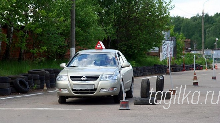 Первоуральские пенсионеры поучаствовали в «Победном автодрайве»