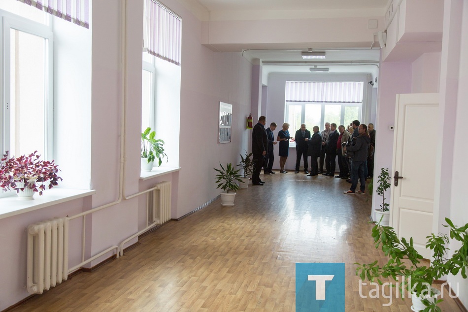 В новое здание дети и педагоги переехали только три года назад. За это время число учащихся выросло в два раза. Сейчас уроки для 700 воспитанников, в том числе из закрытой на ремонт школы № 56, проводят в две смены. 
Здесь все еще пахнет свежей краской и, в целом, помещения 49-й радуют глаз. Выглядят, по выражению участников объезда, интеллигентно. Уже на первом этаже понимаешь, что оказался в новостройке.
Хотя проблемы есть. Протекает крыша, в чем в дождливый день гости 49-й смогли легко и быстро убедиться. На стенах библиотеки и еще нескольких комнат появились небольшие трещины.