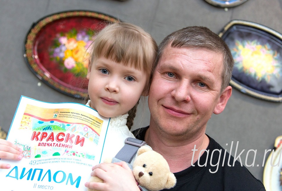 "Краски впечатлений". Награждение.

Варвара Суханова начала рисовать гораздо раньше, чем читать - в пять лет. Она очень подвижная, улыбчивая девочка, занимается в арт-студии. Сюжеты ее рисунков наполнены радостью и озорством. В дипломе, который вместе со специальным подарком вручил девочке депутат Нижнетагильской думы Владимир Радаев,  указано, что автор отмечен за живость в передаче впечатлений. На финал выставки Варвару привел папа Андрей. 




- Я представляю, что мои картинки оживают. Я все люблю: и краски, и гуашь, и карандаши, только если они яркие, - поделилась с нами секретами мастерства юная художница. 


