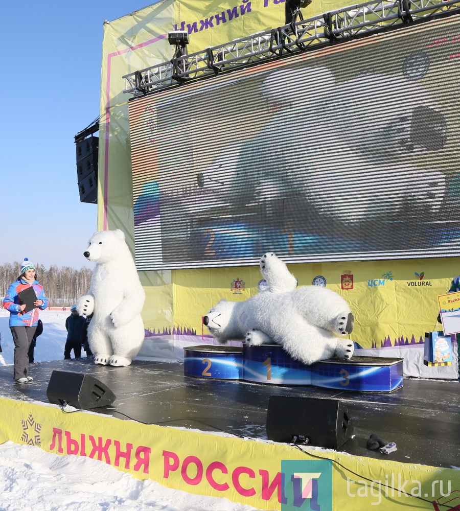 Спустя четыре года областная гонка "Лыжня России" вернулась в Нижний Тагил. На полигоне института испытания металлов на старт вышли более десяти тысяч спортсменов и любителей активного образа жизни.

 Профессиональные спортсмены боролись за главные призы - снегоходы. У женщин первое место заняла Анна Медведева из Полевского. Победа вполне предсказуемая, лыжница ещё в прошлом году входила в состав сборной России, выступала на этапах Кубка мира. Тагильчанка Дарья Николина замкнула тройку призеров.

Среди мужчин все предвкушали очередной триумф олимпийского чемпиона по биатлону Антона Шипулина, который в этом году завершил карьеру. Несколько дней назад Антон второй раз стал отцом, на свет появилась дочка Мира, поэтому находился в прекрасном настроении. Однако из-за простуды чувствовал себя не в лучшей форме.

Ближе к финишу тройка лидеров оторвалась от преследователей. Шипулин, Никита Ступак из Верхней Салды и Юрий Гаврилов из Верхней Пышмы боролись до последнего метра дистанции. Все внимание было приковано к олимпийскому чемпиону, к нему же сразу бросились за интервью журналисты. А тем временем опередивший всех Юрий Гаврилов снял лыжи и никем не замеченный ушел в раздевалку. Шипулин занял только третье место.

Разноцветной рекой разлился по территории полигона массовый забег. Участники приехали из всех уголков области. Самым возрастным оказался 85-летний тагильчанин, ветеран НТИИМ Александр Григорьевич Миронов. А вот Васе Фурсаеву - всего три годика.

Татьяна Шарыгина
Фото Сергея Казанцева