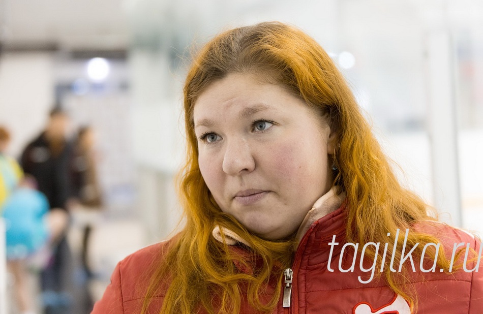 В ФОКе «Президентский» фи-
гуристы СДЮСШОР «Юпитер»
занимаются три месяца. Здесь
отличные условия и достаточно
времени для тренировок.
- Дети значительно приба-
вили, особенно в скольжении,
которое невозможно отрабо-
тать на открытом корте, где нам
раньше приходилось проводить
большую часть занятий, - рас-
сказала тренер Анна Болдина. –
И то, что семь человек прошли
в финал первенства области, –
хороший результат.