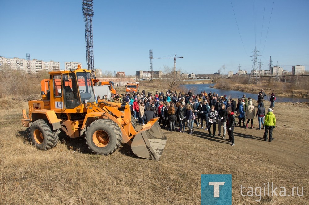 Для субботника чиновники городской и районных администраций выбрали громадный плацдарм - пойму реки Тагил от моста на Космонавтов до моста на Красноармейской, а это около километра. Да и десант «высадился» нешуточный – порядка 200 человек. Это не только сотрудники мэрии, к ним присоединились студенты городских колледжей, члены ТОСов, общественных организаций – совета ветеранов органов госвласти, городского совета ветеранов. Многие пришли со своими семьями.