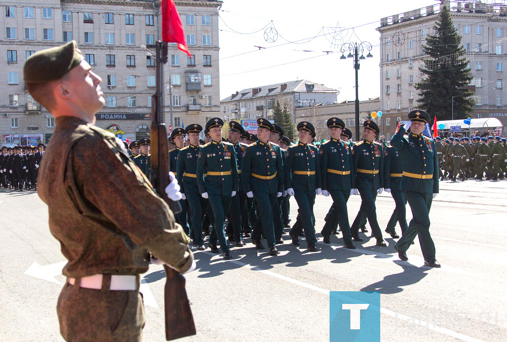Копия Знамени Победы открыла Парад в Нижнем Тагиле