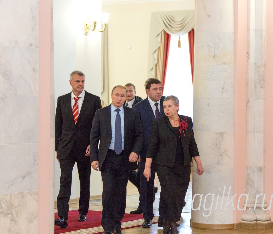 В драматическом театре Владимиру Путину рассказали о проделанной по его поручениям работе. Здание 1955 года постройки восстановлено в первозданном виде – и внутри, и снаружи.Модернизация заняла меньше года. В рекордно короткие сроки были выполнены кровельные работы, утеплен чердак, отремонтирован фасад и созданы условия для посещения спектаклей людьми с ограниченными возможностями. Полностью обновлен зрительный зал – от сцены до паркета