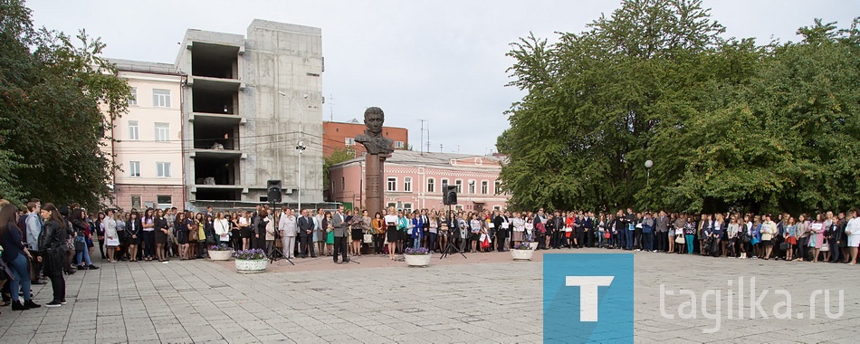 Руководство Нижнетагильского государственного профессионального
колледжа организовало для учащихся праздник в одном из скверов города, возле памятника Николаю Демидову. Собравшихся поздравили не только с началом учебного года, но и с тем, что колледж, отмечающий свое 60-летие, стал победителем городского смотра-конкурса среди профессиональных образовательных организаций.

Людмила ПОГОДИНА
Фото Сергея КАЗАНЦЕВА