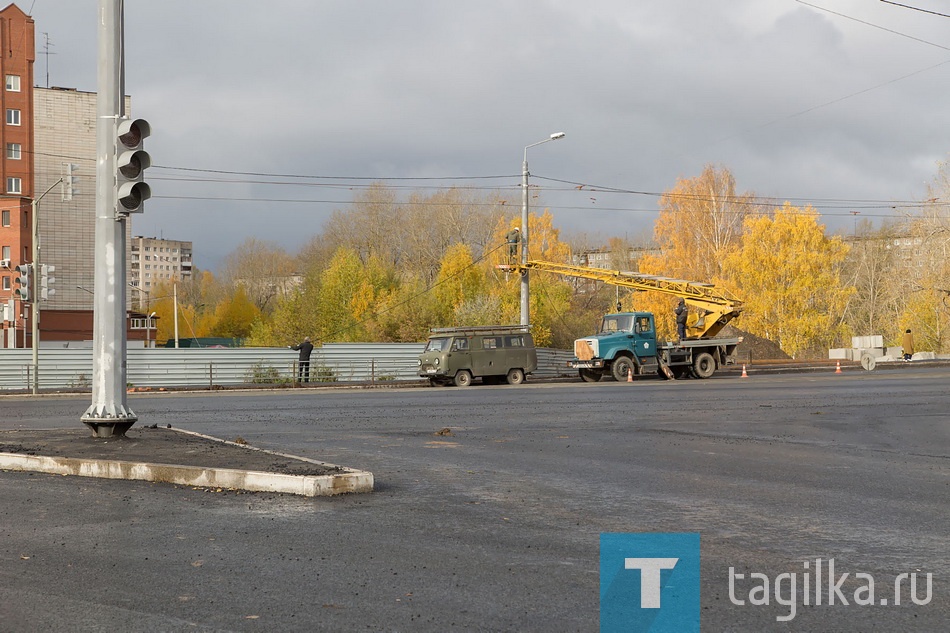 Кроме того, уложен асфальт на участ-
ках подъездной дороги от Газетной до
Черных с обеих сторон мостового пере-
хода. Теперь транспорт двигается бес-
препятственно. Без проблем могут пере-
йти на другую сторону реки Тагил и пе-
шеходы: оборудованы тротуары. 
