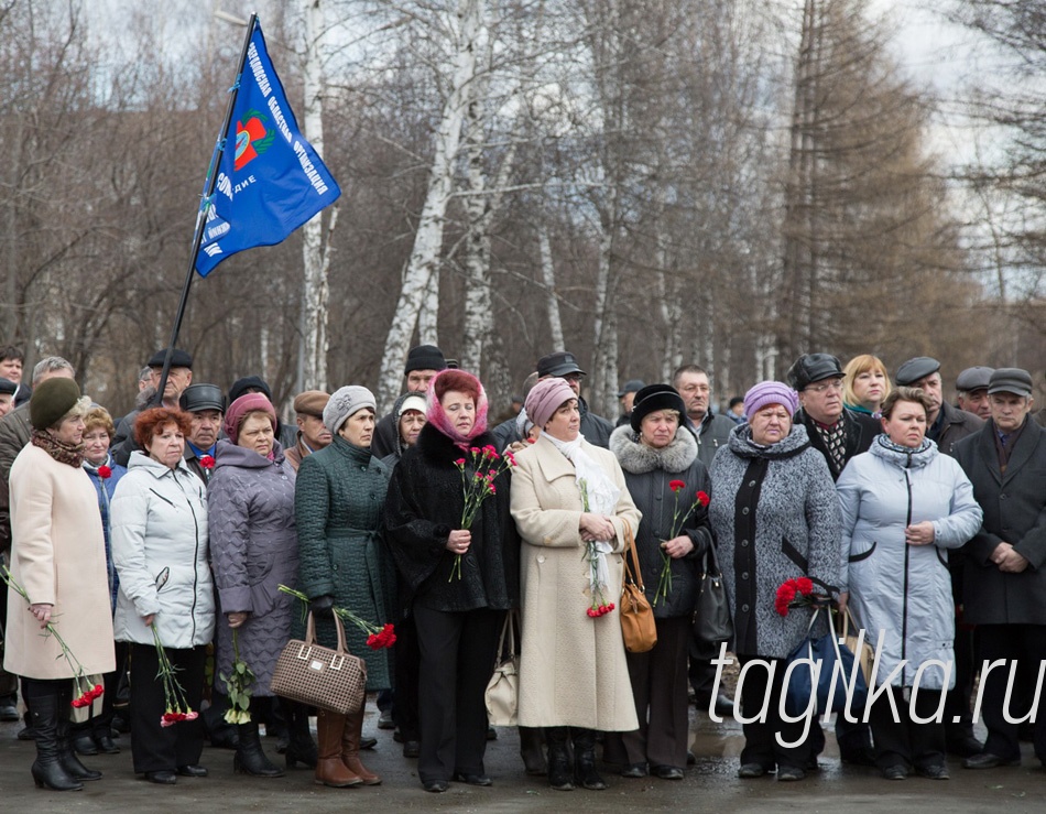 День памяти погибших в радиационных авариях и катастрофах

Тагильчане пришли в сквер с гвоздиками. После минуты молчания 
цветы возложили к памятному знаку.


