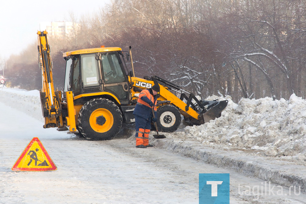 Уборка снега на Черноисточинском шоссе.