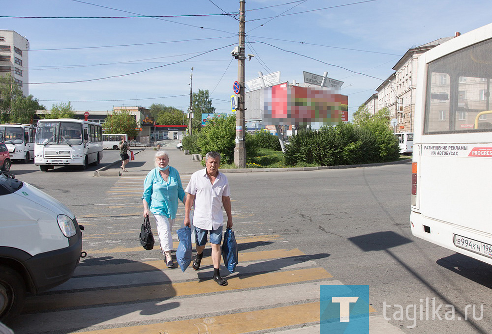 На днях Нижний Тагил посетили московские архитекторы, которые занимаются созданием стелы «Город трудовой доблести». Они посмотрели привокзальную площадь, познакомились с местными достопримечательностями, рассказали о своих планах и обсудили предложения тагильчан.

Утро для московских гостей началось с прогулки по территории возле вокзала и общения со специалистами управления архитектуры администрации города. Они внимательно изучили место, где должен быть установлен памятный монумент, и проект реконструкции площади.

Днем состоялось совещание, во время которого московский скульптор и архитектор Денис Стритович (на фото)  отметил:

- Место выбрано отличное. Оно смотрибельное с разных точек, не зажато зданиями, имеет пространство, большой трафик. Стела будет эффектно смотреться, как маяк, и популяризировать важную для Нижнего Тагила тему. Это «пять» по пятибалльной шкале.
Он пояснил, что все города трудовой доблести объединяет одинаковая форма стелы, но материал, из которого она будет изготовлена, и оформление мемориала у всех планируются разные, чтобы подчеркнуть уникальность каждого населенного пункта. На самой стеле можно разместить от двух до четырех важных для города тем, на пилонах – от 8 до 14. Тагильчанам москвичи предложили сделать черно-зелено-бронзовый фон, напоминающий малахит, показали эскизные проекты, созданные для Самары, варианты отливки портретов и перенесения исторических фотографий на металл и камень.

Эскизный проект для Нижнего Тагила архитекторы готовы предоставить через месяц.

- У нас большой опыт работы с историческими материалами, - подчеркнул Денис Стритович. – Наша задача – художественно скомбинировать и воплотить в твердом материале предложенные фотографии, документы, факты. Совместно определить, какие образы, символизирующие трудовой подвиг города, необходимо запечатлеть на современном монументе. Бывает так, что одна картинка художественно интересная, а вторая – исторически значимая, и здесь нужно советоваться, находить компромисс, отбирать материал.

Глава города Владислав Пинаев посоветовал скульпторам и архитекторам посмотреть уникальный фильм «Город Н», снятый в годы Великой Отечественной войны и рассказывающий о жизни Нижнего Тагила в то время, о работе предприятий. Москвичей предложение заинтересовало, тем более что после совещания они планировали посетить местные музеи, чтобы лучше понять специфику города.

- Я благодарен, что практически все наши пожелания учтены. Как будут выглядеть стела и пилоны, станет ясно чуть позже. Сегодня наша задача - начать работу по реконструкции привокзальной площади. За этот год необходимо подготовить техническое задание по монументу и к 300-летию Нижнего Тагила установить стелу, - прокомментировал мэр.

Людмила Погодина
Фото Сергея Казанцева