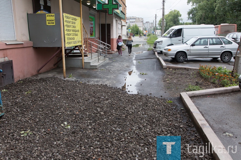 В Нижнем Тагиле на улице Металлургов поднимают уровень тротуара, который после дождей превращался в огромную лужу