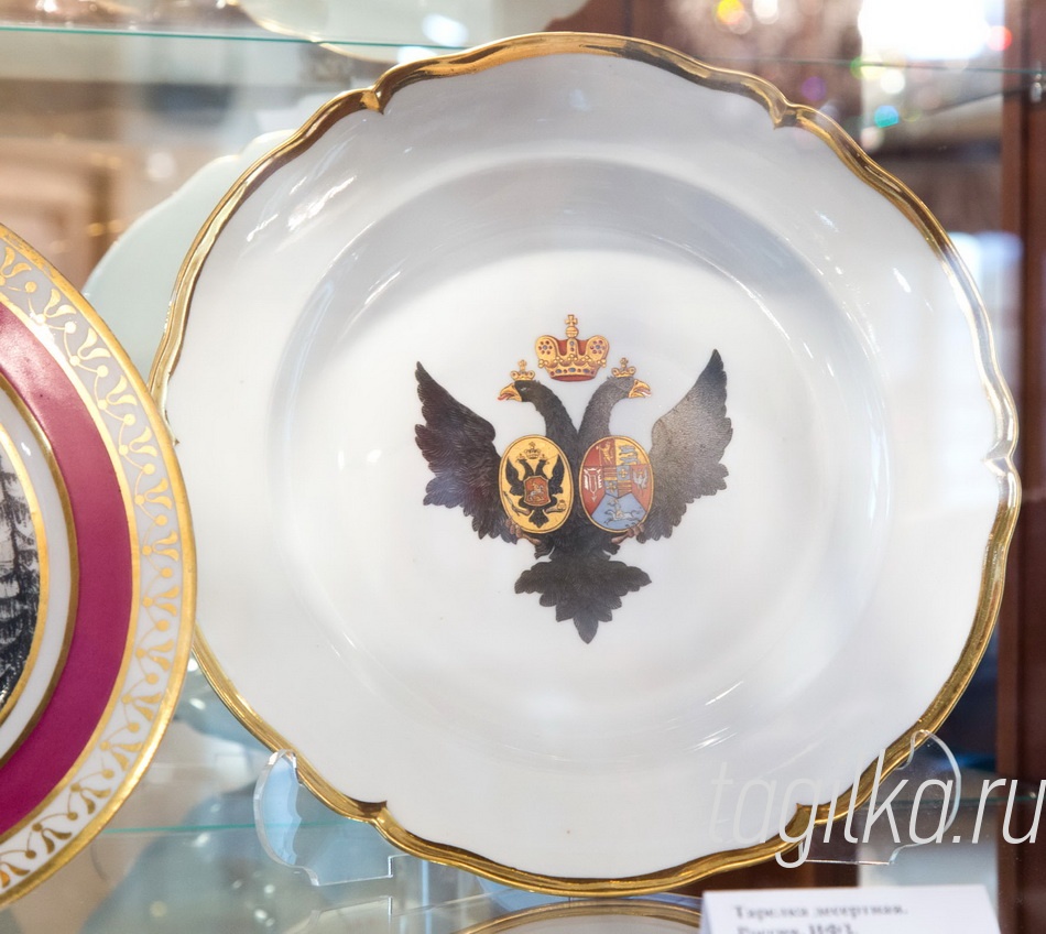 "Золотой век фарфора"

Тарелка
