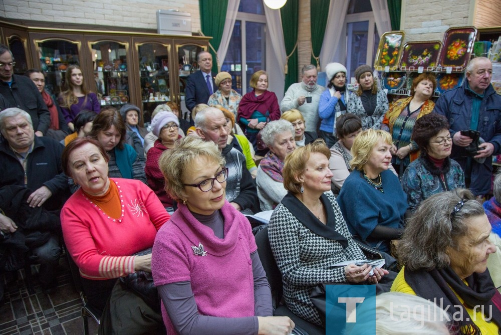 В Нижнем Тагиле состоялась презентация книги «С тобой… без тебя»

Сегодня в Нижнем Тагиле состоялась презентация книги Изы Высоцкой «С тобой… без тебя». В новом издании представлены воспоминания, фрагменты писем, фотографии, стихи